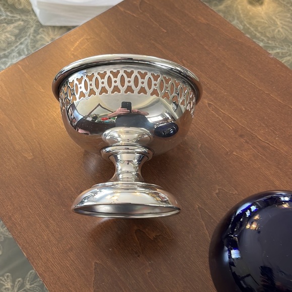Beautiful silver pedestal bowl with colbalt blue glass insert. - Picture 9 of 10